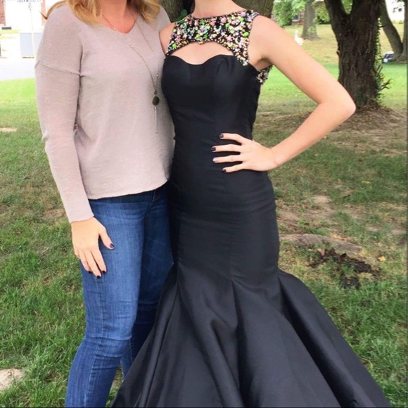 Black open back mermaid. - Picture 3 of 3